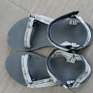 TEVA Original Universal size 6.Black and White color. In Excelent condition